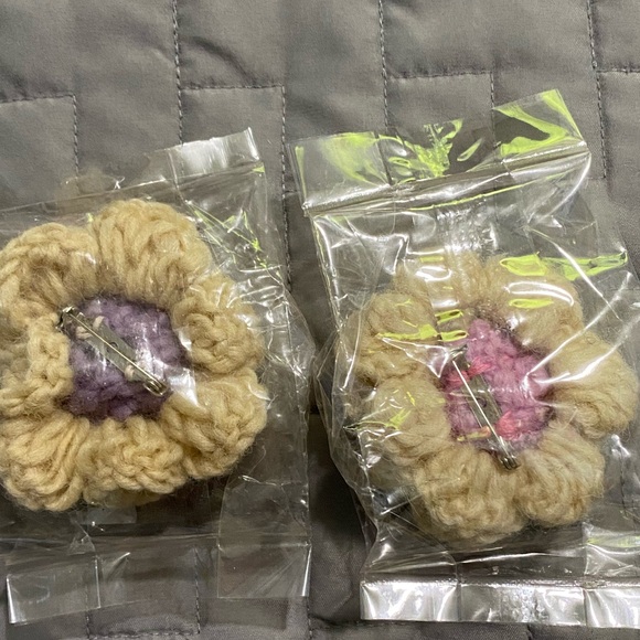 🔴2/$10 SALE🔴 Handcrafted Flower Pins! - Picture 2 of 2